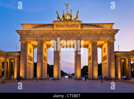Brandenburger Tor-Pariser Platz mit dem geflügelten Quadriga-Statue an der Spitze im Sonnenuntergang Berlin City Centre Deutschland EU Europa Stockfoto