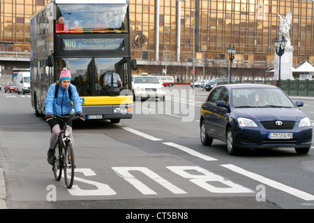 Radfahrer auf Busspur, Berlin Stockfoto