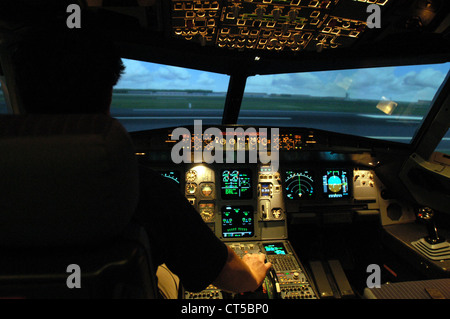 Pilot in einem Flugsimulator bei Lufthansa, Berlin Stockfoto