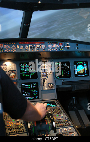 Pilot in einem Flugsimulator bei Lufthansa, Berlin Stockfoto