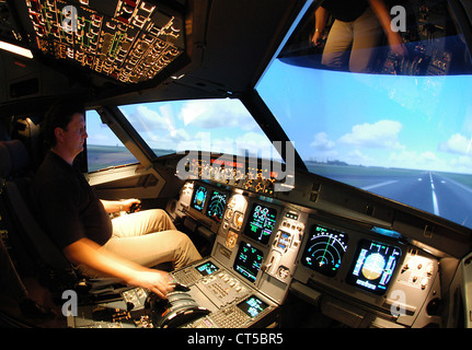 Pilot in einem Flugsimulator bei Lufthansa, Berlin Stockfoto