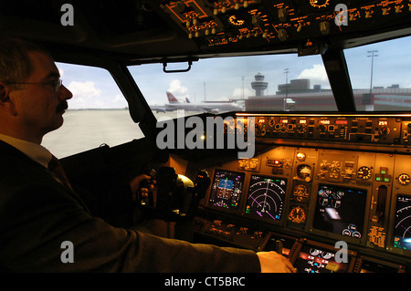 Pilot in einem Flugsimulator bei Lufthansa, Berlin Stockfoto