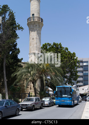 Dh LARNACA ZYPERN Zypriotischen blau Askamax Isuzu bus Dschami Kebir Moschee Turm Larnaka Stadt Stockfoto