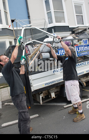 ULTIMA: Ein Team von Vertrag Reiniger clearing-Müll aus Universität Studentenwohnungen am Ende der Laufzeit, Aberystwyth Wales UK Stockfoto