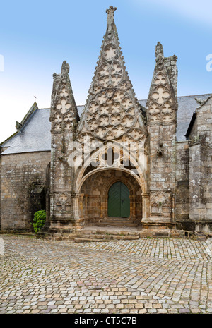 Gotische Vorhalle, die Kirche Notre-Dame de Roscudon, Pont Croix, Bretagne Stockfoto