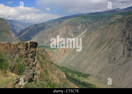 Chulyshman-River-Canyon mit einer Person für Skala, Altai, Sibirien, Russland Stockfoto