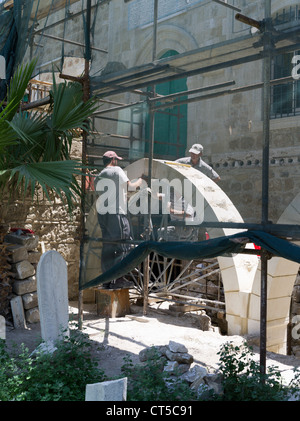 Dh Dschami Kebir Moschee LARNACA ZYPERN Handwerker renovieren arch Mauerwerk Larnaka Grand Mosque Buyuk Cami Türkisch Stockfoto