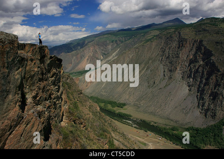 Chulyshman-River-Canyon mit einer Person für Skala, Altai, Sibirien, Russland Stockfoto