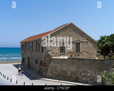 dh Larnaca Fort LARNACA ZYPERN Larnaka Fort Building Walls Lokales mittelalterliches Museum und touristisches Radfahrerschloss Festigung griechischer Inselattraktionen Stockfoto