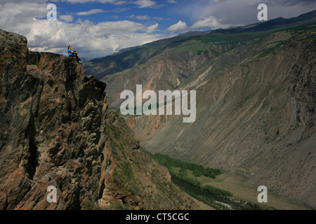 Chulyshman-River-Canyon mit einer Person für Skala, Altai, Sibirien, Russland Stockfoto