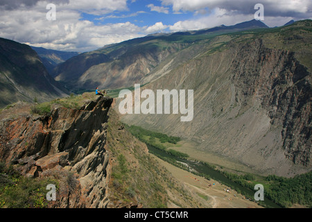 Chulyshman-River-Canyon mit einer Person für Skala, Altai, Sibirien, Russland Stockfoto