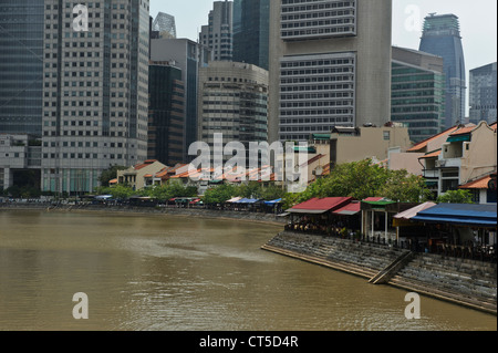 Boat Quay durch den Fluss mit Financial District im Hintergrund, Singapur, Südostasien. Stockfoto