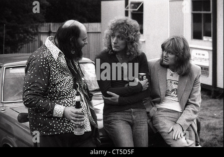 009511 - Peter Grant, Robert Plant & John Paul Jones hinter den Kulissen beim Knebworth Festival im August 1979 Stockfoto