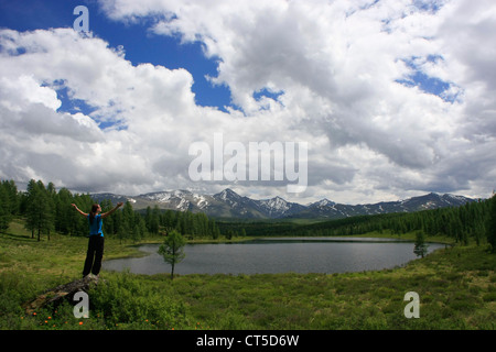 Frau feiert die Schönheit der Natur durch unberührten Bergsee, Ulagansky pass, Altai, Sibirien, Russland Stockfoto