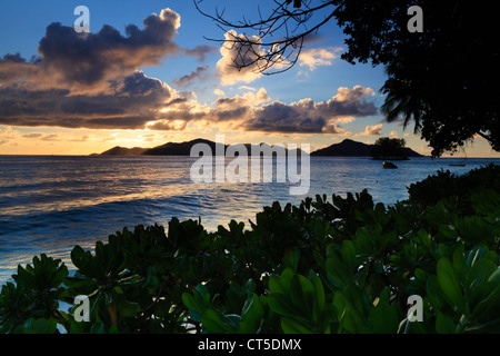 Bunten Wolken bei Sonnenuntergang über Praslin auf den Seychellen von La Digue aus gesehen Stockfoto