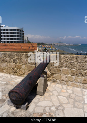 dh Larnaca Fort LARNACA ZYPERN Alte Kanonen am Meer Larnaka Fort Türkische Burgmauern Befestigungswaffen Stockfoto