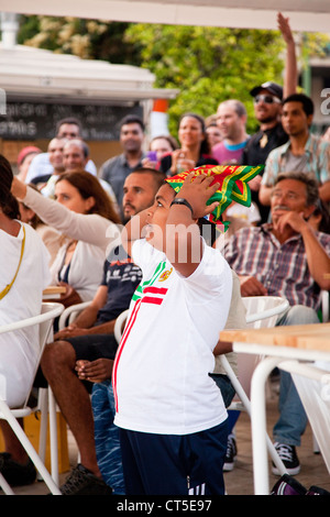 Portugiesische Fußball-Fans auf den Euro Halbfinale in Lissabon Stockfoto