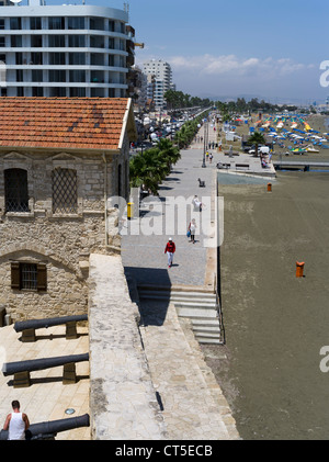 dh Finikoudes Promenade LARNAKA ZYPERN Alte Kanonen Finikoudes Promenade Strandpromenade Larnaka Fort Türkische Mauern Blick auf das Schloss Stockfoto