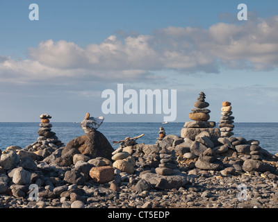 Cairns am Strand im Süden von Teneriffa Stockfoto