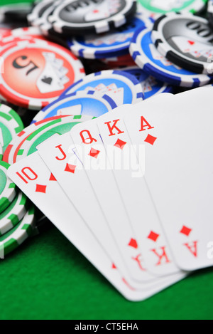 Spielchips und Karten auf dem grünen Tuch. Eine gewinnende Kombination in einem Poker Royal Flush Stockfoto