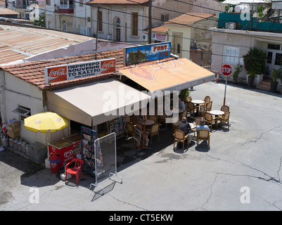 dh LARNACA ZYPERN griechisches Café in Straße Kreuzung zypriotische Cafés griechenland mittelmeer Alfresco ländlichen Stockfoto