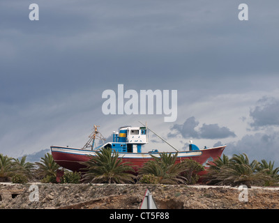 Fischerboot auf dem Trockenen, dekoratives Element in einer Kreuzung auf der Autobahn, auf Teneriffa, Spanien Stockfoto