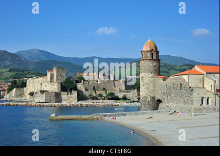 Turm der Kirche Notre-Dame-des-Anges und Festung Château royal de Collioure, Pyrénées-Orientales, Pyrenäen, Frankreich Stockfoto