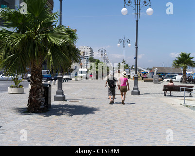 Dh Finikoudes Promenade Larnaca Zypern Touristische paar Larnaka Promenade Seafront Paare Menschen Touristen Stockfoto