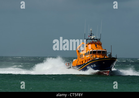 Yarmouth Rettungsboot mit voller Geschwindigkeit in den Solent während 2012 Round The Island Race Stockfoto