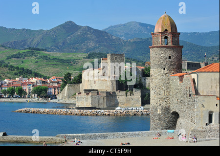 Turm der Kirche Notre-Dame-des-Anges und Festung Château royal de Collioure, Pyrénées-Orientales, Pyrenäen, Frankreich Stockfoto