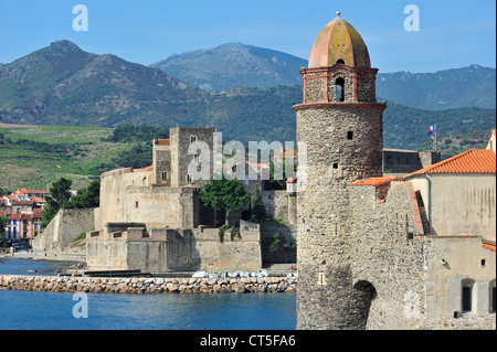 Die Kirche Notre-Dame-des-Anges und Festung Château royal de Collioure, Pyrénées-Orientales, Pyrenäen, Frankreich Stockfoto