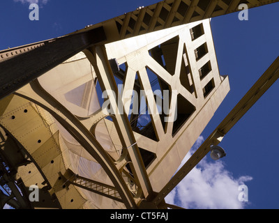 Tower Bridge, fertiggestellt im Jahre 1935 eine vertikale Hubbrücke über den Sacramento River in den straffen Moderne Baustil Stockfoto