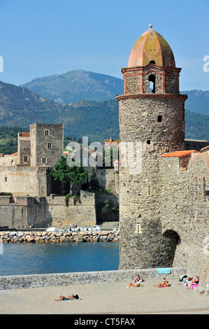 Turm der Kirche Notre-Dame-des-Anges und Festung Château royal de Collioure, Pyrénées-Orientales, Pyrenäen, Frankreich Stockfoto