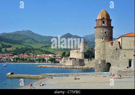 Turm der Kirche Notre-Dame-des-Anges und Festung Château royal de Collioure, Pyrénées-Orientales, Pyrenäen, Frankreich Stockfoto