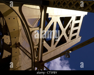 Tower Bridge, fertiggestellt im Jahre 1935 eine vertikale Hubbrücke über den Sacramento River in den straffen Moderne Baustil Stockfoto