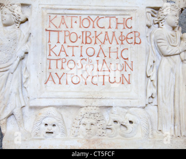 Vorchristliche lateinische Schrift geschnitzt auf dem Grabstein Stockfoto