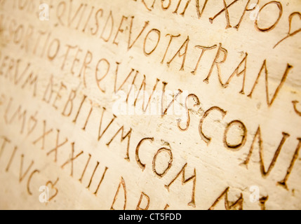 Vorchristliche lateinische Schrift geschnitzt auf dem Grabstein Stockfoto