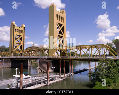 Tower Bridge, fertiggestellt im Jahre 1935 eine vertikale Hubbrücke über den Sacramento River in den straffen Moderne Baustil Stockfoto