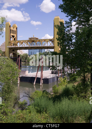 Tower Bridge, fertiggestellt im Jahre 1935 eine vertikale Hubbrücke über den Sacramento River in den straffen Moderne Baustil Stockfoto