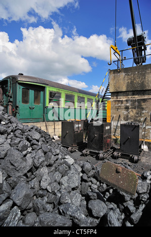 Personenwagen, Kran und Haufen Kohle als Brennstoff für Dampf Zug am Bahnhof Trois Vallées in Mariembourg, Belgien Stockfoto