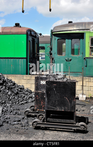 Ausschreibungen und Haufen Kohle als Brennstoff für Dampf Zug auf dem Betriebshof des Trois Vallées in Mariembourg, Belgien Stockfoto