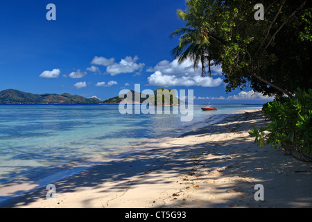 Boot vor Anker, entlang des Strandes in der Nähe von Anse Source d ' Argent, La Digue, Seychellen, Indischer Ozean auf La Digue auf den Seychellen Stockfoto