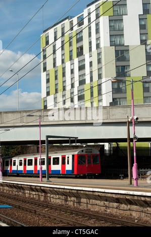 Der London Underground warten am Bahnhof in London, England. Stockfoto