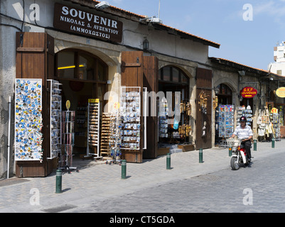 Dh LARNACA ZYPERN Zypriotische lokaler Mann auf kleinen Motorrad vorbei an Souvenirläden larnaka Stadt Stockfoto