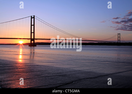 die Sonne geht über die Humber-Brücke Stockfoto