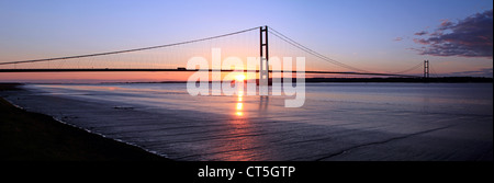 die Sonne geht über die Humber-Brücke Stockfoto