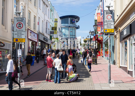 Eine belebte Fußgängerzone Einkaufsstraße in Brighton, Sussex führende Churchill Square Shopping centre Stockfoto