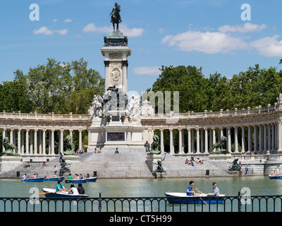 See zum Bootfahren, Estanque del Retiro und Reiterstandbild von König Alfonso XII im Parque del Retiro, Madrid Stockfoto