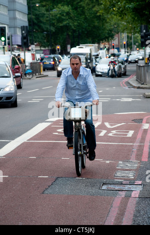 Radfahrer nutzen die Barclays cycle mieten-Schema in der Stadt von London, England. Stockfoto