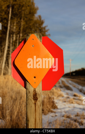 Trail Zeichen Marker im nördlichen Minnesota Graben neben einer Autobahn. Stockfoto